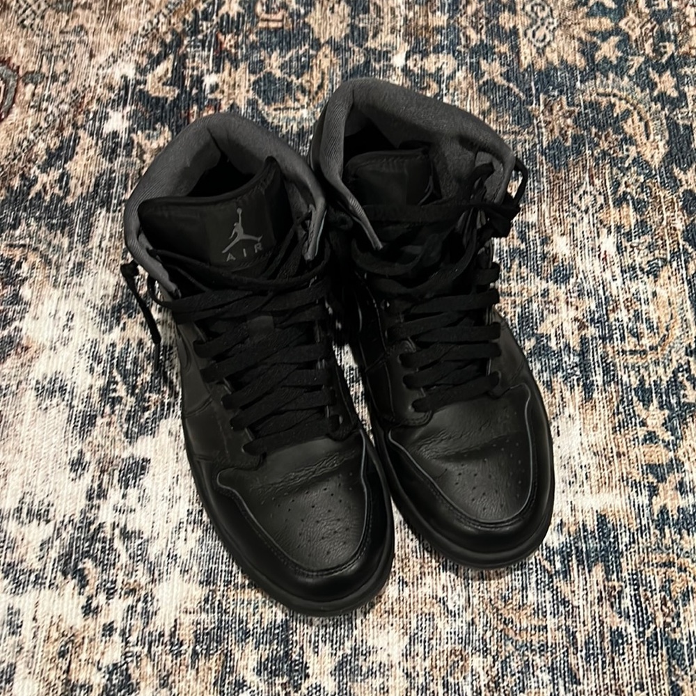 Black Jordan 1’s